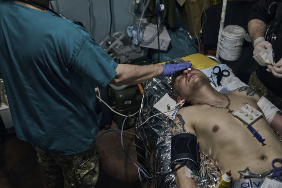 Militärsanitäter leisten einem verwundeten Soldaten erste Hilfe an einem medizinischen Stabilisierungspunkt in der Nähe von Bachmut, Region Donezk, Ukraine, Donnerstag, 27. April 2023.