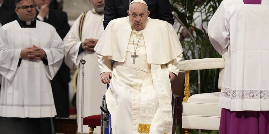 Papst Franziskus verlässt den Petersdom nach der Feier der Chrisammesse. Der Papst hat kurzfristig auf die Teilnahme am traditionellen Kreuzweg zu Karfreitag am Kolosseum in Rom verzichtet. Foto: Andrew Medichini/AP/dpa