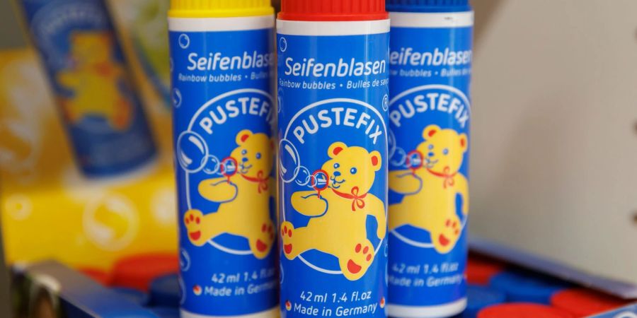 Die Rezeptur für die Seifenblasen von Pustefix sei streng geheim, sagt der Chef. Wasser sei natürlich drin und Seife. «Und ein Verdickungsmittel, um die Seifenblasen entstehen zu lassen.»