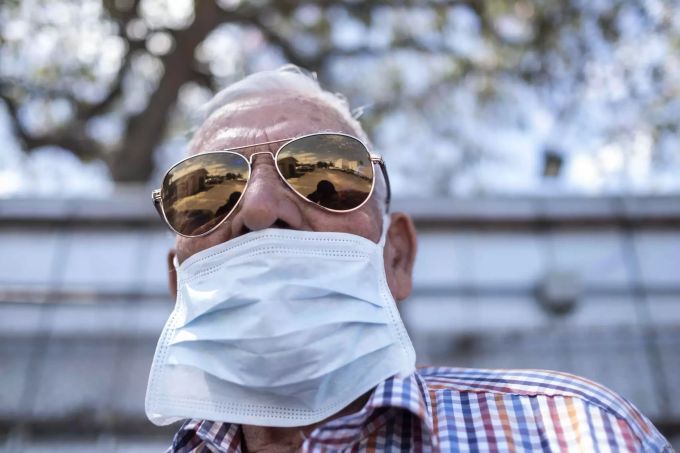 Ein Mann in San Jose, Costa Rica trägt eine Schutzmaske. Costa Rica