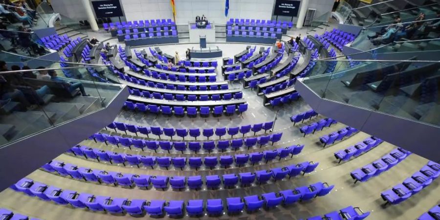 Noch viele Plätze frei: Der Plenarsaal im Reichstagsgebäude. Foto: Sonja Wurtscheid/dpa