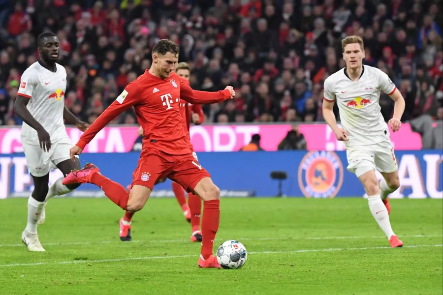 Leon Goretzka von Bayern München in Aktion bei einem Torschuss gegen Marcel Halstenberg von RB Leipzig.