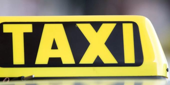 Uber-Fahrzeuge sollen wie Taxi gekennzeichnet sein. Menschen über 65 Jahre erhalten in Wien einen Taxi-Gutschein in Höhe von 50 Euro. Damit soll das Infektionsrisiko durch mögliche Kontakte in Bussen und Bahnen minimiert werden. (Themenbild)