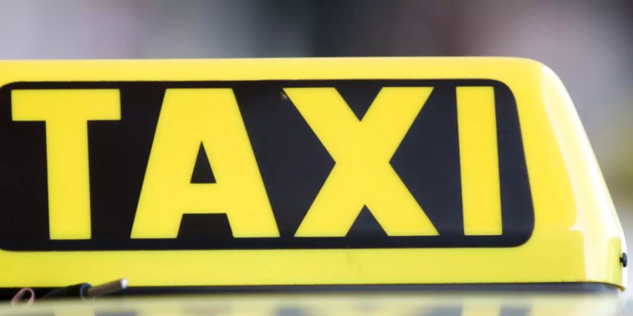 Menschen über 65 Jahre erhalten in Wien einen Taxi-Gutschein in Höhe von 50 Euro. Damit soll das Infektionsrisiko durch mögliche Kontakte in Bussen und Bahnen minimiert werden. (Themenbild)