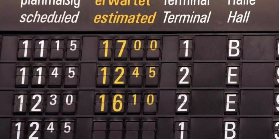 Bei Flugverspätungen können Pauschalurlauber auch am Abflugort von der Airline eine Entschädigung fordern. Foto: Frank May/dpa
