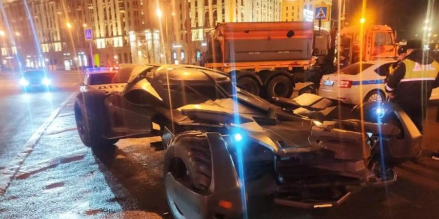 Polizeibeamte in Moskau haben vor einigen Tagen ein selbst gebautes Batmobil" aus dem Verkehr gezogen. Foto: -/Verkehrspolizei Moskau/dpa