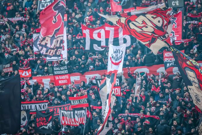 Beim Mailänder Derby waren über 75'000 Fans im Guiseppe-Meazza-Stadion anwesend. AC Mailand Fans Derby