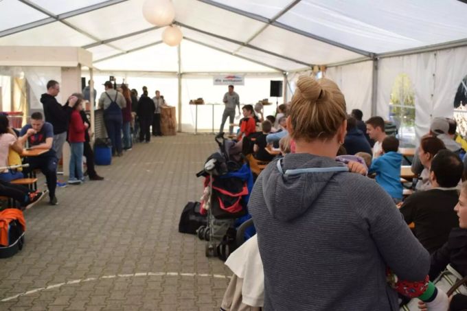 In der Festwirtschaft können sich Spieler und Besucher verpflegen und das gemütliche Beisammensein geniessen. Unihockeyverein Brunegg