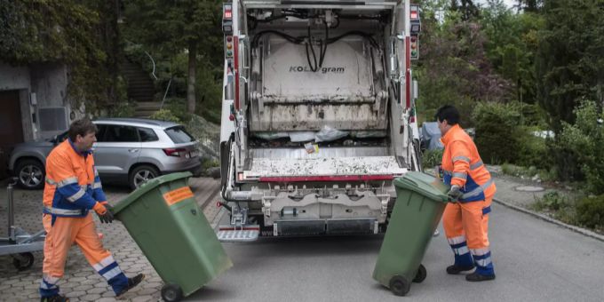 Die neuen E-Fahrzeuge der Stadt Bern sind breiter als die alten Dieselfahrzeuge (Bild) – deshalb müssen Parkplätze weichen. Entsorgungsstelle