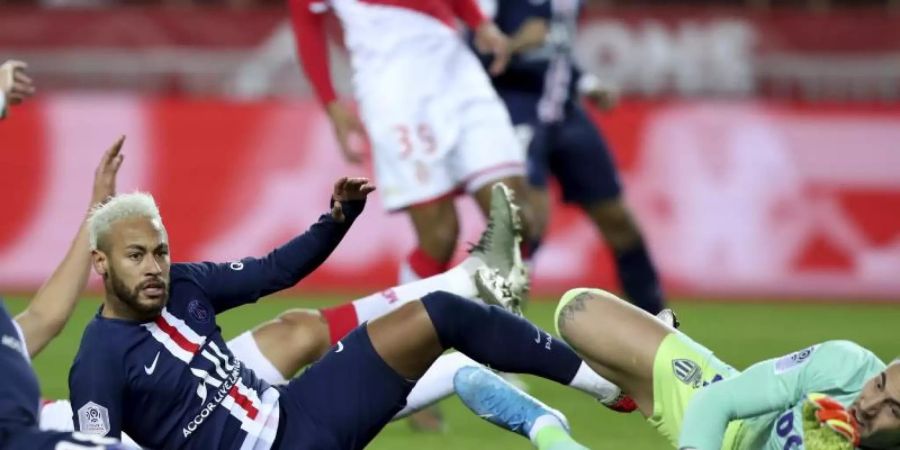 PSG-Spieler Neymar (M) scheitert an Monacos Torwart Benjamin Lecomte (r). Foto: Daniel Cole/AP/dpa