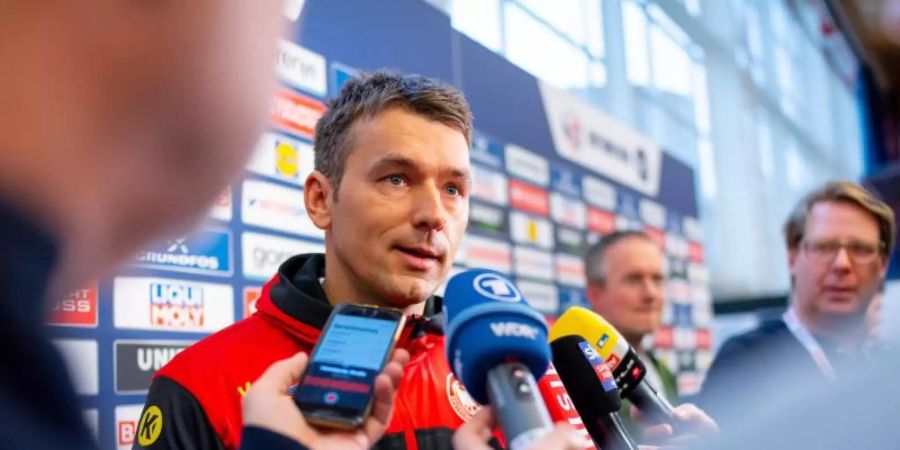 Handball-Bundestrainer Christian Prokop stellte sich in Wien den Fragen der Journalisten. Foto: Sascha Klahn/dpa