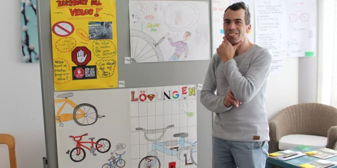 Silvano Wacker mit Plakaten zum Thema Velo-Vandalismus. Silvano Wacker