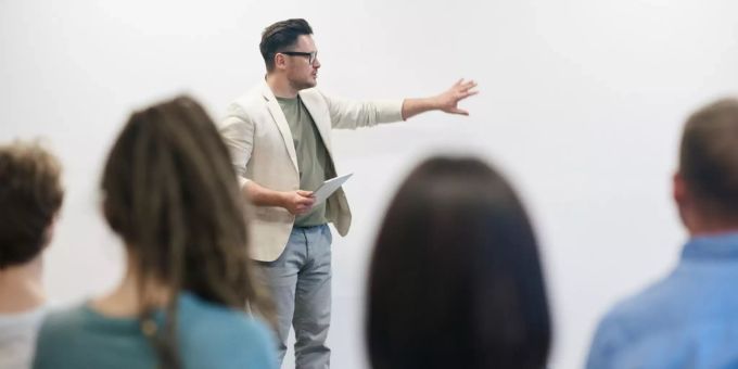 Die Redeangst mit ein paar Tricks überwinden. Mann hält Vortrag