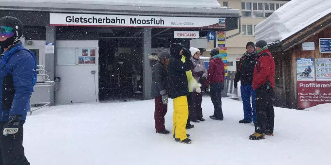 Frust auf Riederalp - Skifahrer müssen wegen Windböen Berg hochlaufen