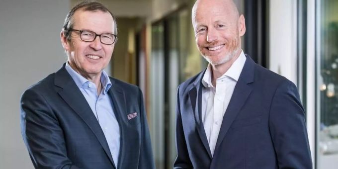 Mobiliar beteiligt sich mit 25 Prozent an Ringier. Die Chefs der beiden Konzerne bekräftigen den Deal mit einem Handschlag: Ringier-CEO Marc Walder (rechts) und Markus Hongler von der Mobiliar. ringier
