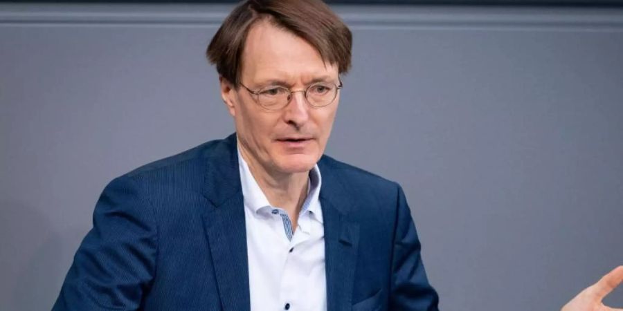 Karl Lauterbach hat zum Weltkrebstag schärfere Regeln für Sonnenstudios gefordert. Foto: Kay Nietfeld/dpa