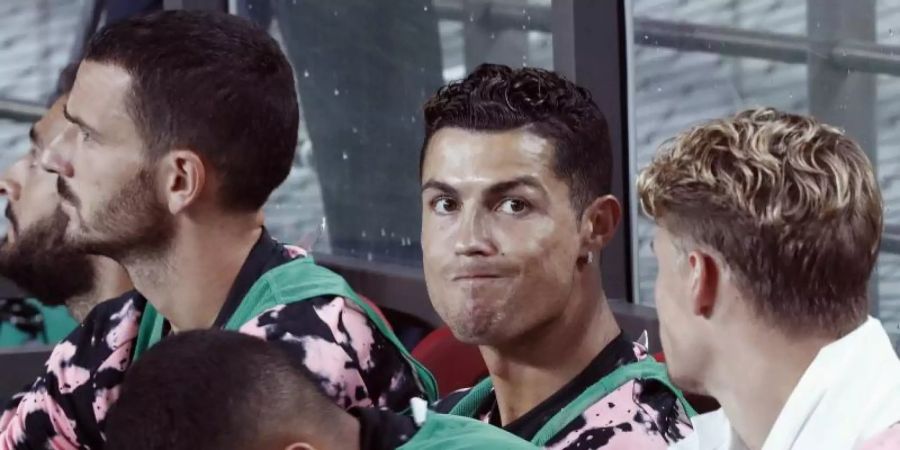 Bankdrücker: Superstar Cristiano Ronaldo (2.v.r.) beim Testspiel in Südkorea. Foto: Ahn Young-Joon/AP/dpa