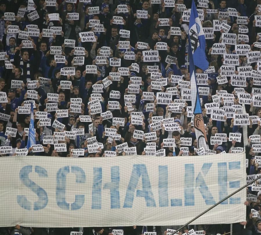 Als erste Gerüchte über einen Wechsel zum FC Bayern München auftauchen, fordern die Schalke-Fans Neuer auf zu bleiben.