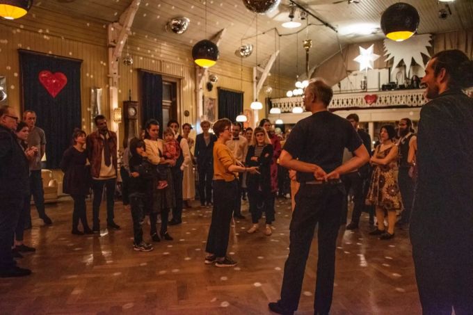 Eine Tanzlehrerin gibt den Walzer-Neulingen Instruktionen. Heitere Ball