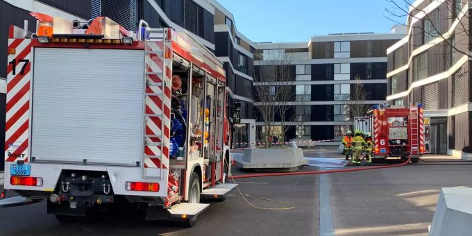 Das Feuer brach kurz vor 10.30 Uhr in einem Kellerabteil im Riedpark in der Stadt Zug aus. Zug Feuer