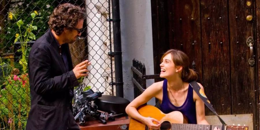 Keira Knightly als Gretta und Marc Ruffalo als Musikproduzent Dan in einer Szene des Films «Can A Song Save Your Life?». Foto: Andrew Schwartz/Studiocanal GmbH/dpa