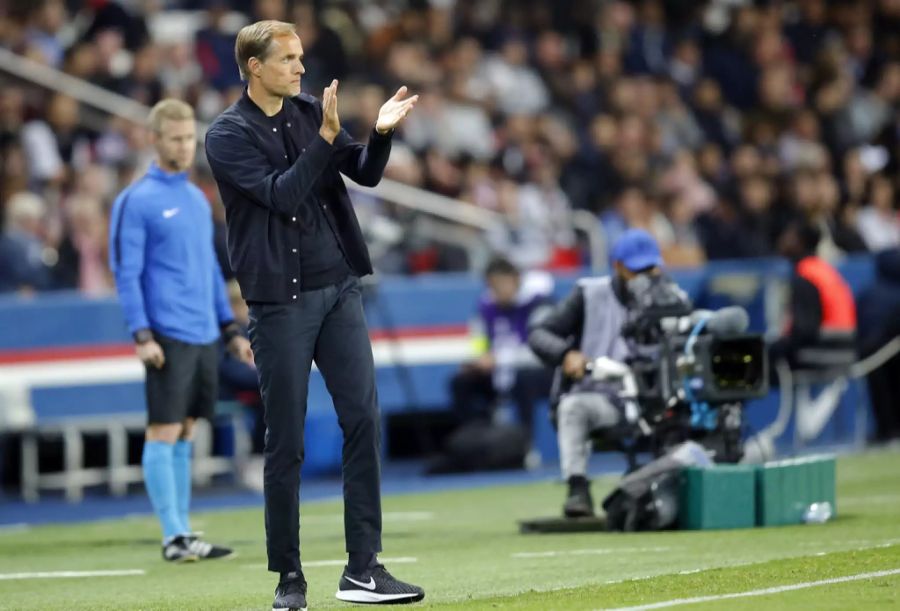 Paris-Trainer Thomas Tuchel applaudiert seiner Mannschaft während eines Spiels.