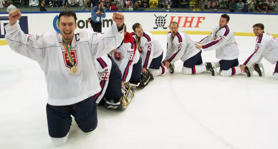 Captain Miroslav Satan jubelt mit der Slowakei über den WM-Titel 2002.