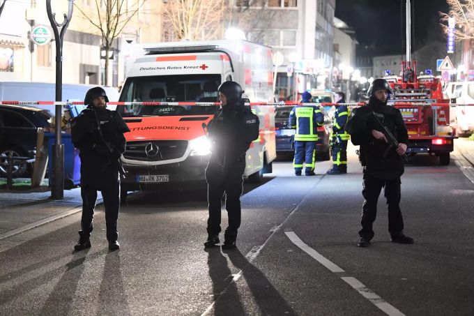 Polizisten und Rettungskräfte sind im Stadtteil Heumarkt im Einsatz. Tote durch Schüsse in Hanau