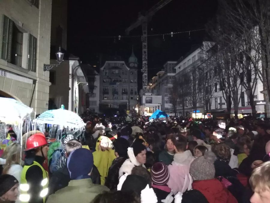 Um Punkt fünf Uhr morgens wurde über dem Luzerner Seebecken der Urknall gezündet: Damit ist offiziell Fasnacht.