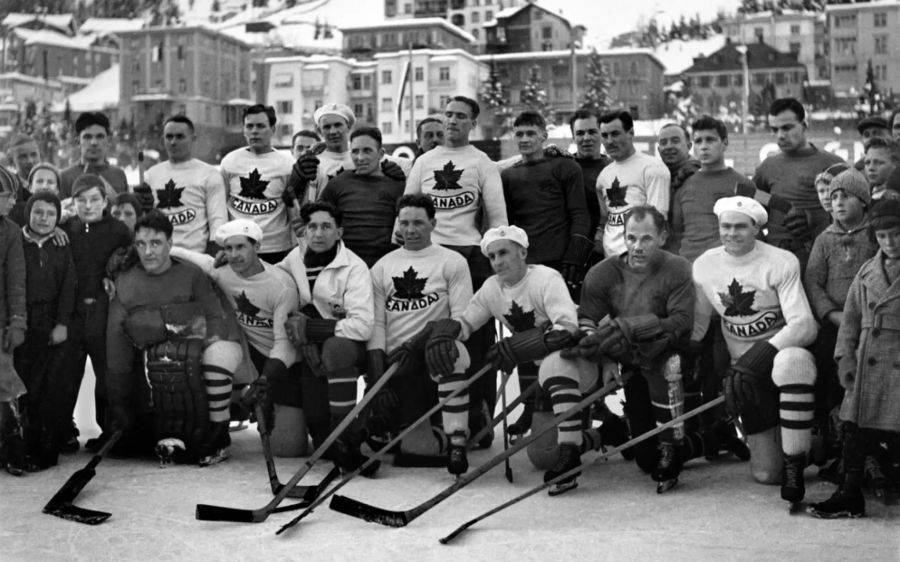 Die kanadische Nationalmannschaft posiert an der Eishockey WM 1935 in Davos.