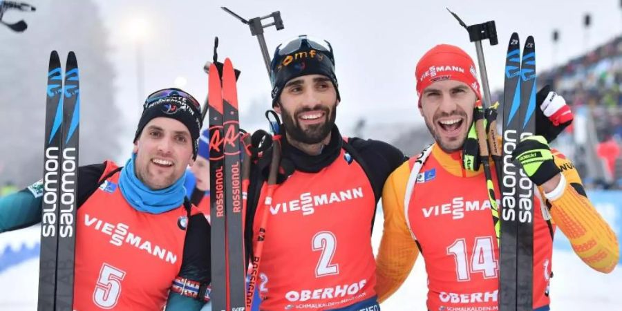 Die Ersten beim Massenstart: Sieger Martin Fourcade (M), der Dritte Simon Desthieux (l) und Arnd Peiffer. Foto: Martin Schutt/dpa-Zentralbild/dpa