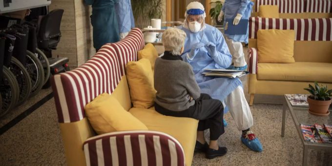 Senioren werden über den Krankheitsverlauf des Coronavirus informiert. Coronavirus