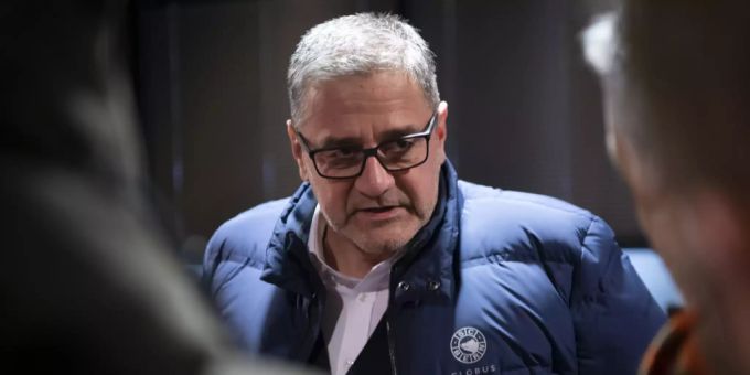 Marc Lüthi steht Red und Antwort zum überraschenden Wechsel auf dem Sportchef-Posten zu Florence Schelling. Marc Lüthi SCB