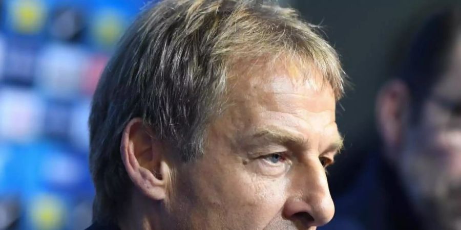 Soll schon im US-Trainingslager von Hertha BSC mit seinem Rücktritt gedroht haben: Trainer Jürgen Klinsmann (l). Foto: Britta Pedersen/dpa