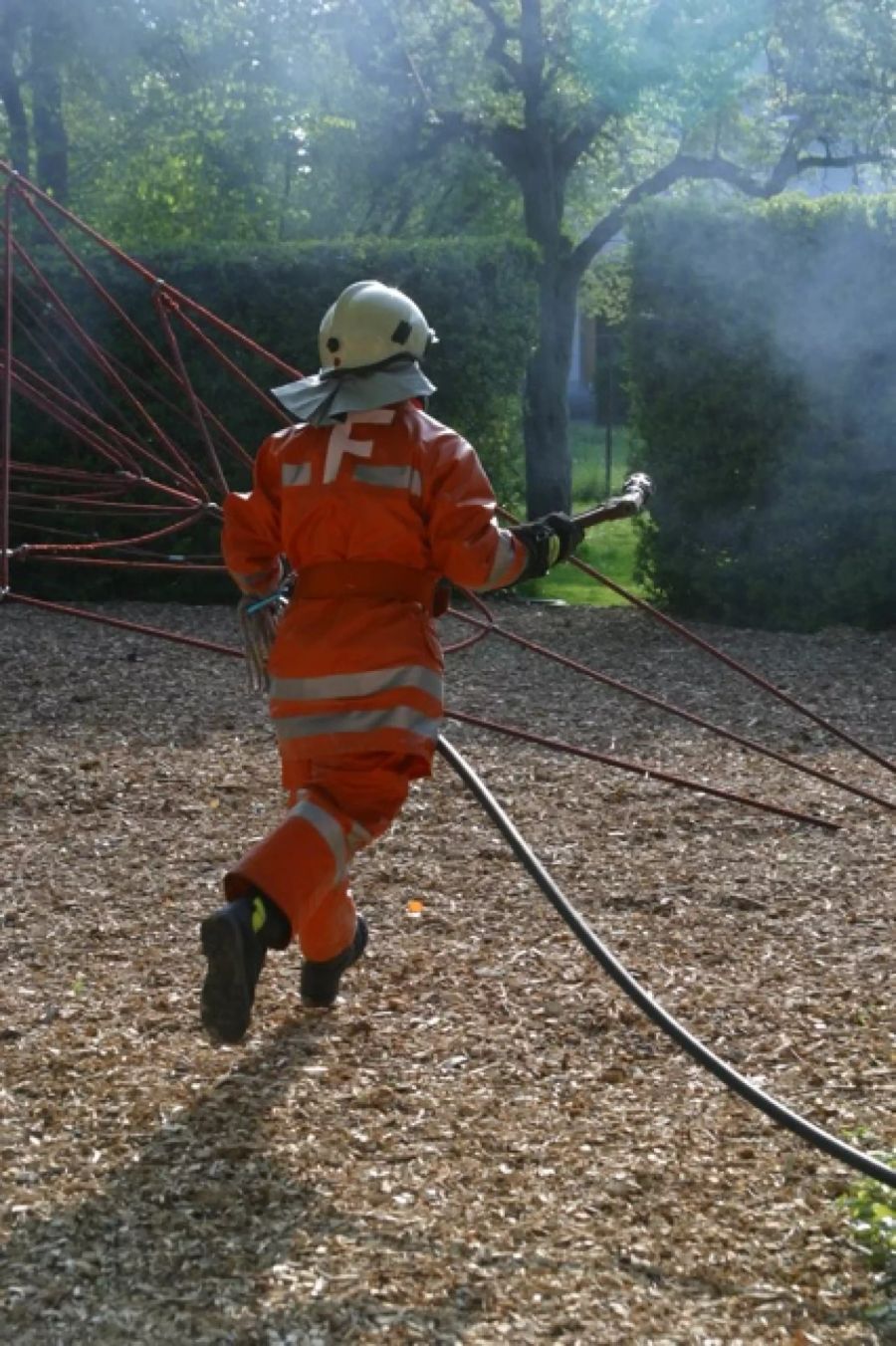Schnell das Feuer löschen, das auf einem Schlieremer Spielplatz ausgebrochen ist.