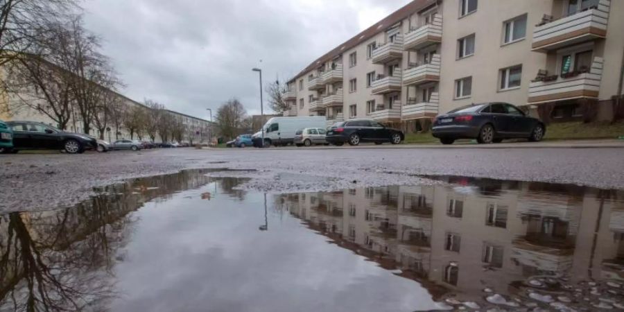 Bei einem Polizeieinsatz in Boizenburg an der Elbe ist ein Polizist angeschossen worden. Der Schützee steht im Verdacht, vorher einen Nachbarn getötet zu haben. Foto: Jens Büttner/dpa-Zentralbild/dpa
