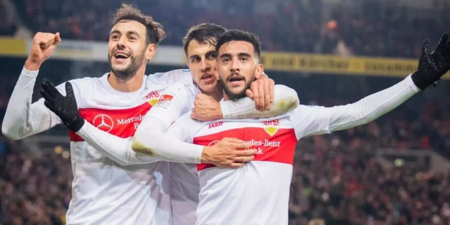 Nicolas Gonzalez (r) vom VfB Stuttgart jubelt nach seinem Tor zum 2:0 mit Hamadi Al Ghaddioui (l) und Marc Oliver Kempf. Foto: Tom Weller/dpa