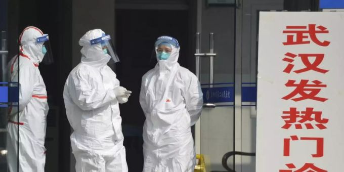 Medizinisches Personal in Schutzanzügen wartet in der zentralchinesischen Provinz Anhui am Eingang einer Klinik für Fieberpatienten und Patienten aus Wuhan. Foto: CHINATOPIX/AP/dpa Coronavirus China