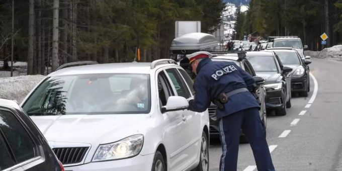 Polizisten kontrollieren Personen in St. Anton am Arlberg in den Tiroler Alpen. Foto: Expa/Erich Spiess/APA/dpa