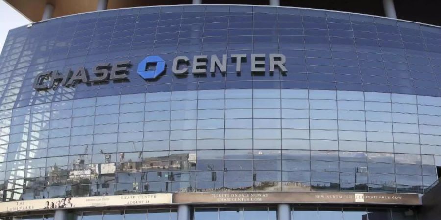 Ein Sicherheitsmann kontrolliert die Eingangstüren des Chase Center, Heimat der Golden State Warriors. Foto: Ben Margot/AP/dpa