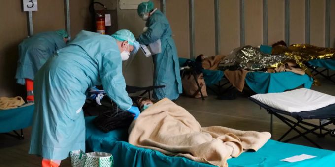 Ein Arzt spricht mit einer Corona-Patientin in Quarantäne. coronavirus