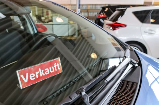 Ein Schild mit der Aufschrift «Verkauft» steht in einem Fahrzeug bei einem Autohändler. Ferdinand Dudenhöffer erwartet einen Ansturm auf Autoverkäufe. Corona-Krise - Autoverkauf