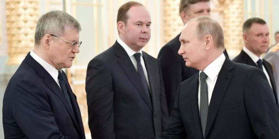 Putin im April 2019 beim Händeschütteln mit Tschaika