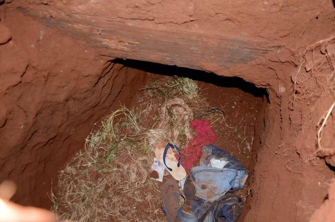 Kleidung liegt in einem Tunnel eines Gefängnisses, durch den bei einem Massenausbruch 75 Häftlinge getürmt sein sollen. Foto: Marciano Candia Gefängnisausbruch in Paraguay