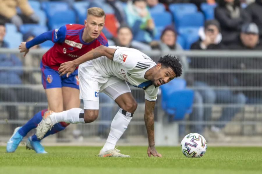 Jeremy Dudziak (vorne, HSV) stolpert, verfolgt von Jasper van der Werff (FCB).