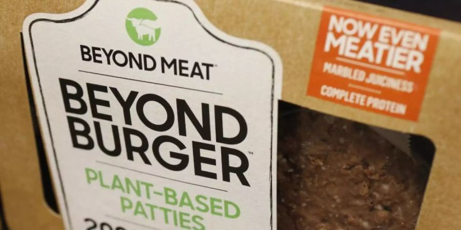 Fleischlose Burger-Patties von Beyond Meat liegen in einem Lebensmittelgeschäft. Foto: Steve Helber/AP/dpa