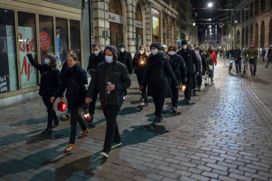 Sie veranstalten in der Innenstadt einen Trauermarsch.