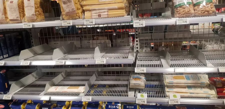 Die Hamsterkäufe gehen weiter: Pastaregal im Coop Winterthur.