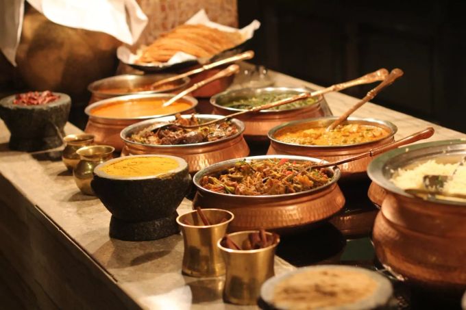 In Restaurants essen zu gehen ist in der Schweiz sehr teuer, ganz anders in Ländern wie Indien, Pakistan, Algerien oder Tunesien. indian Food Indisches essen