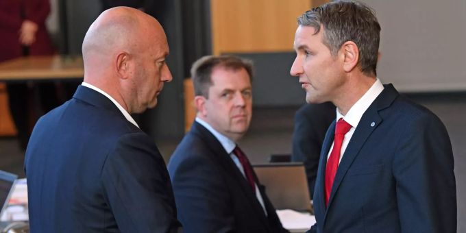 Björn Höcke, (r) Fraktionsvorsitzender der AfD, gratulierte Thomas Kemmerich (l., FDP) zur Wahl zum Thüringer Ministerpräsidenten. Ministerpräsidentenwahl Thüringen